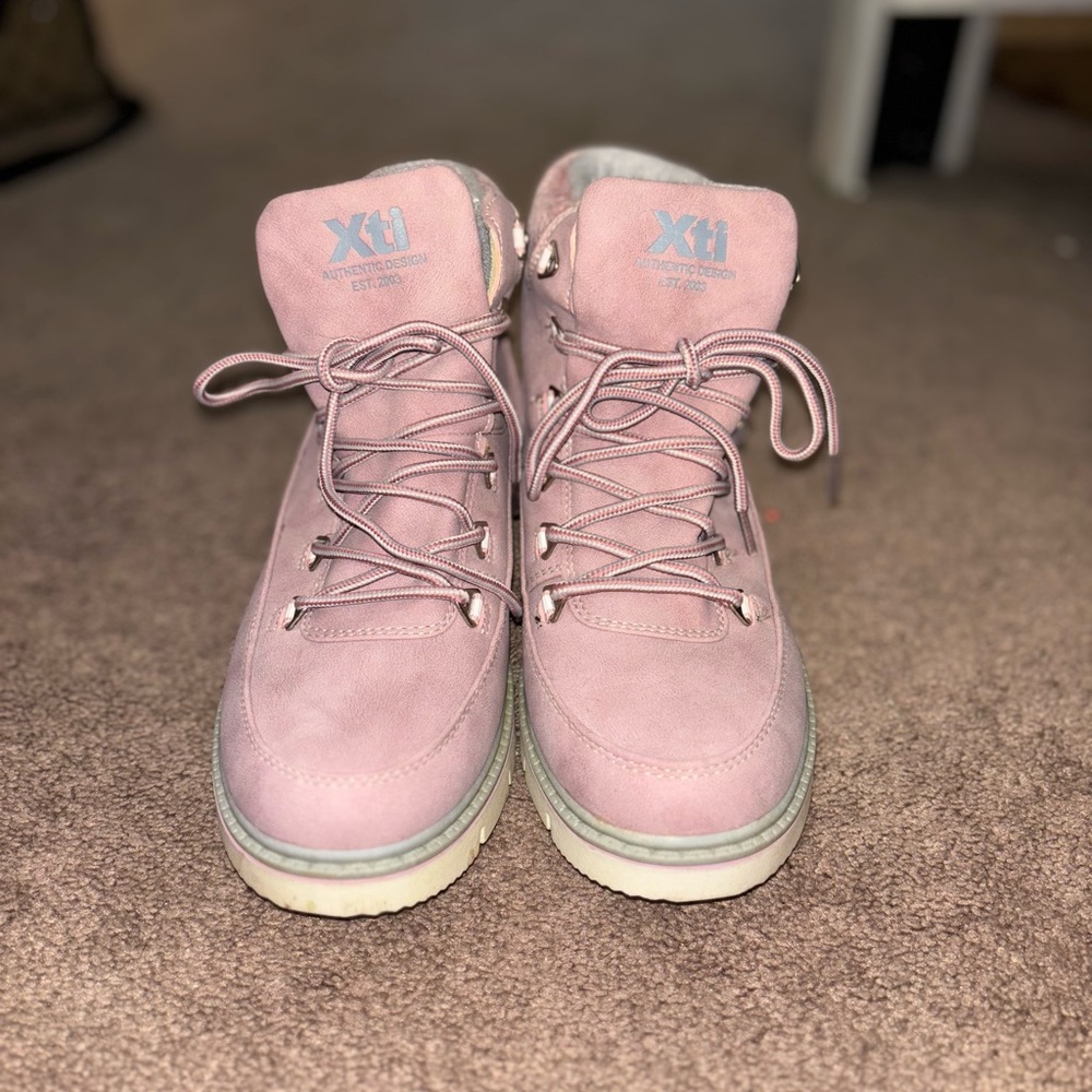 Xti Women's Pink Winter Lace-Up Boots